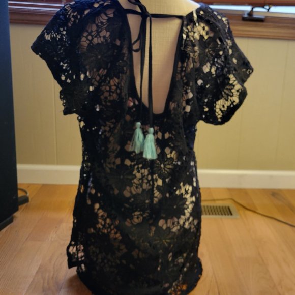 Black lace coverup - Picture 3 of 4